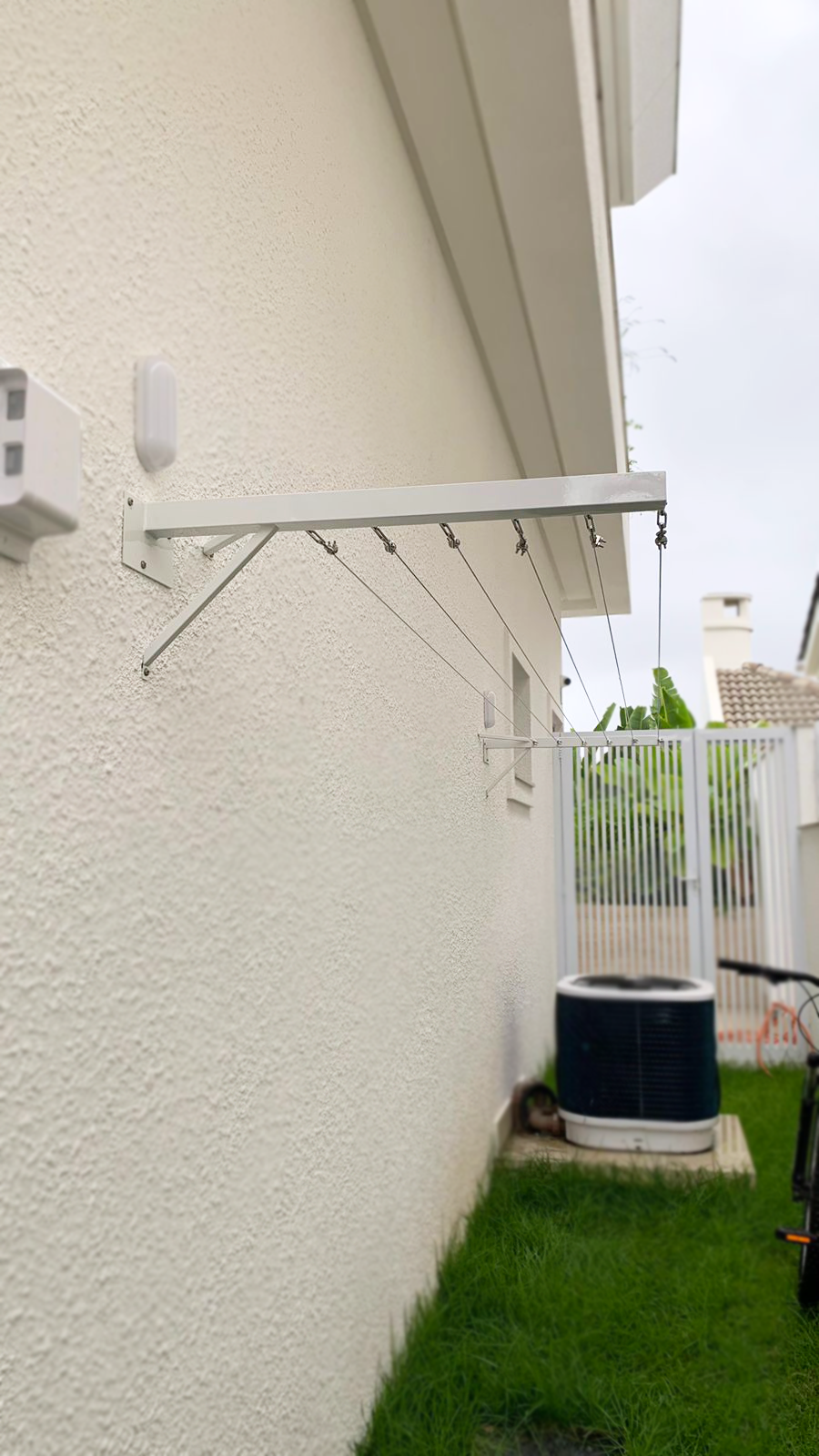 Varal Artesanal de Muro Fixo Branco