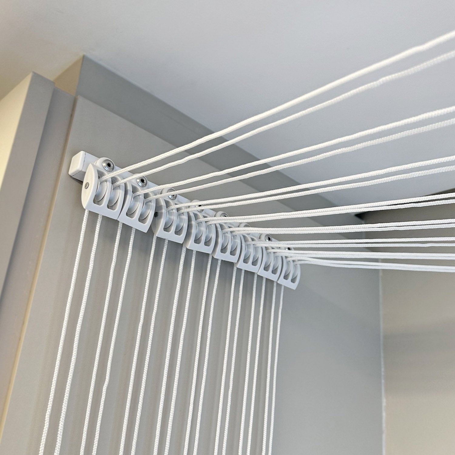 Varal Individual de Parede com Jogo de Roldanas e Comando com Suporte L