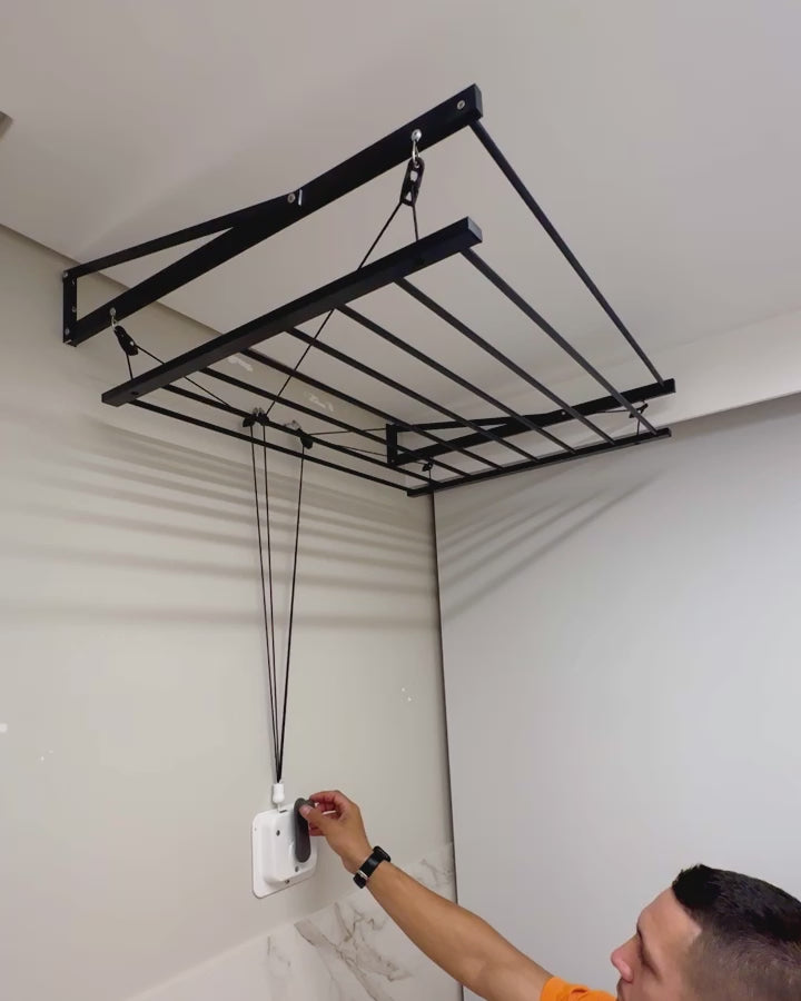 Varal Tradicional de Parede Preto com Manivela