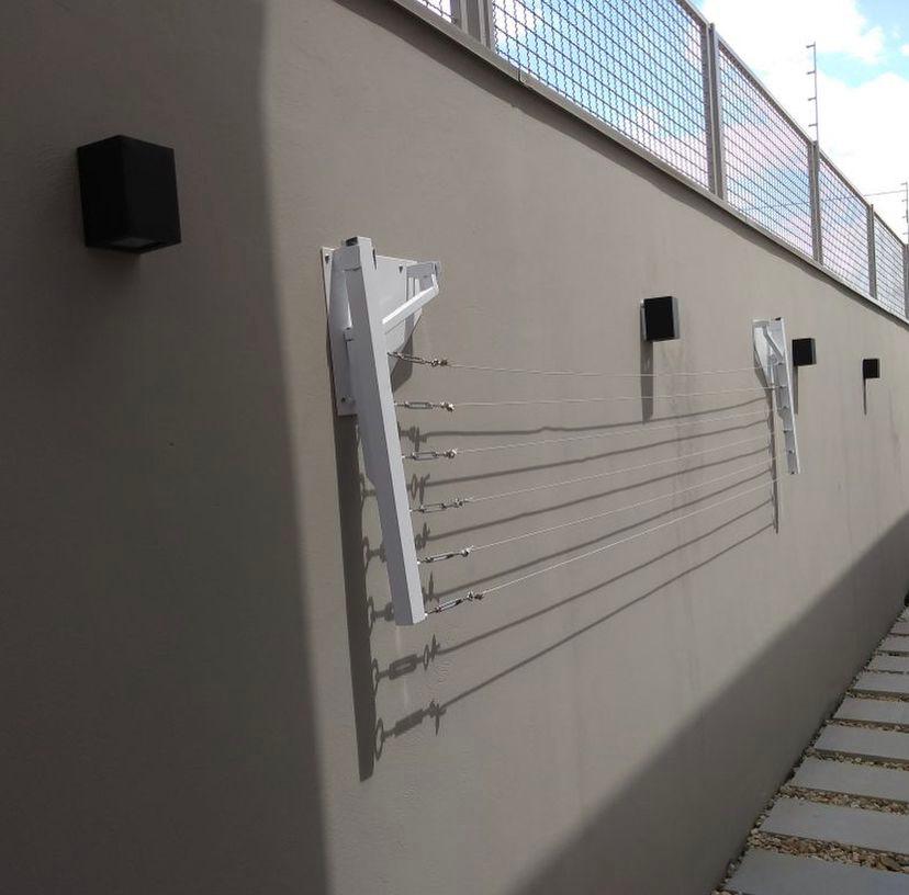 Varal Artesanal de Muro Retrátil