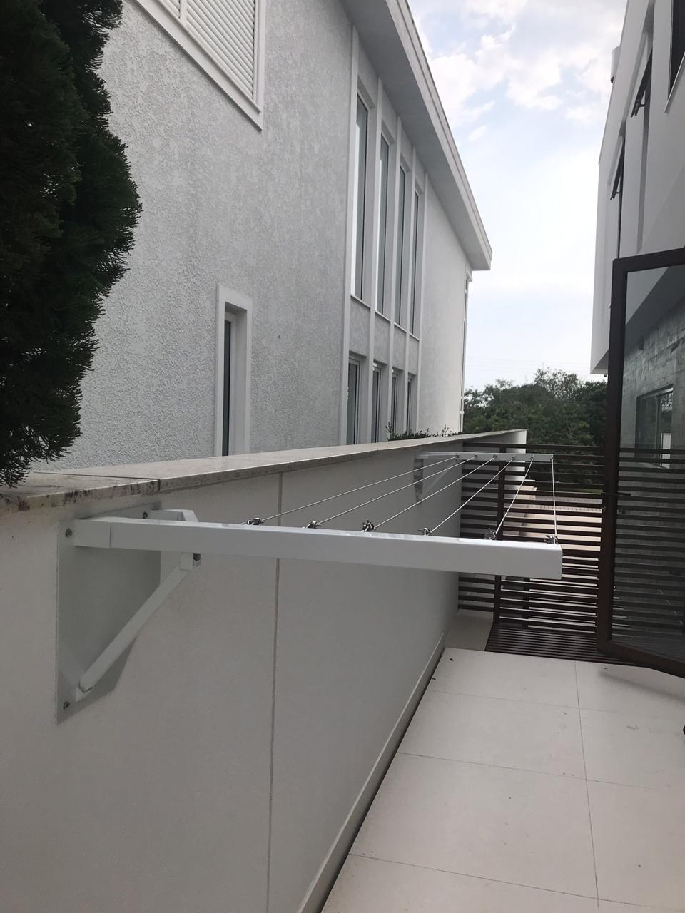 Varal Artesanal de Muro Retrátil