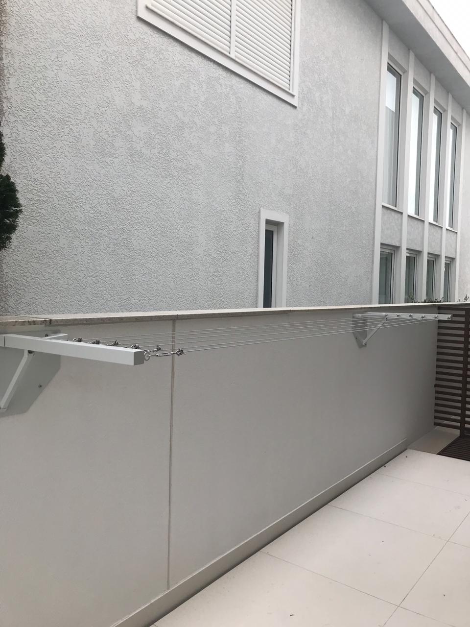 Varal Artesanal de Muro Retrátil